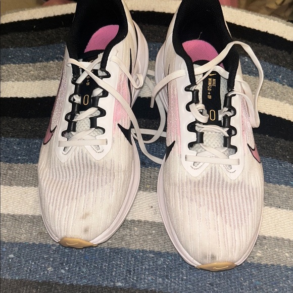 Nike Air Winflo 9 Women's White and Pink Athletic Shoes - Picture 4 of 10
